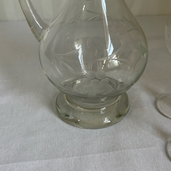 Romanian Etched Glass Roses Design Wine Decanter with 3 Glasses & Ball Stopper - Picture 4 of 11